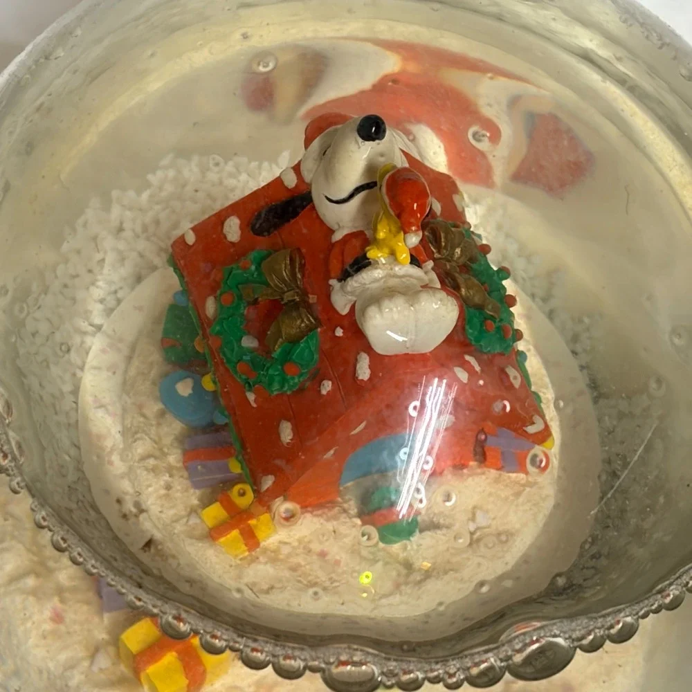 Peanuts Charlie Brown Christmas Snow Globe Snoopy Doghouse‎ 108550 Holiday Decor